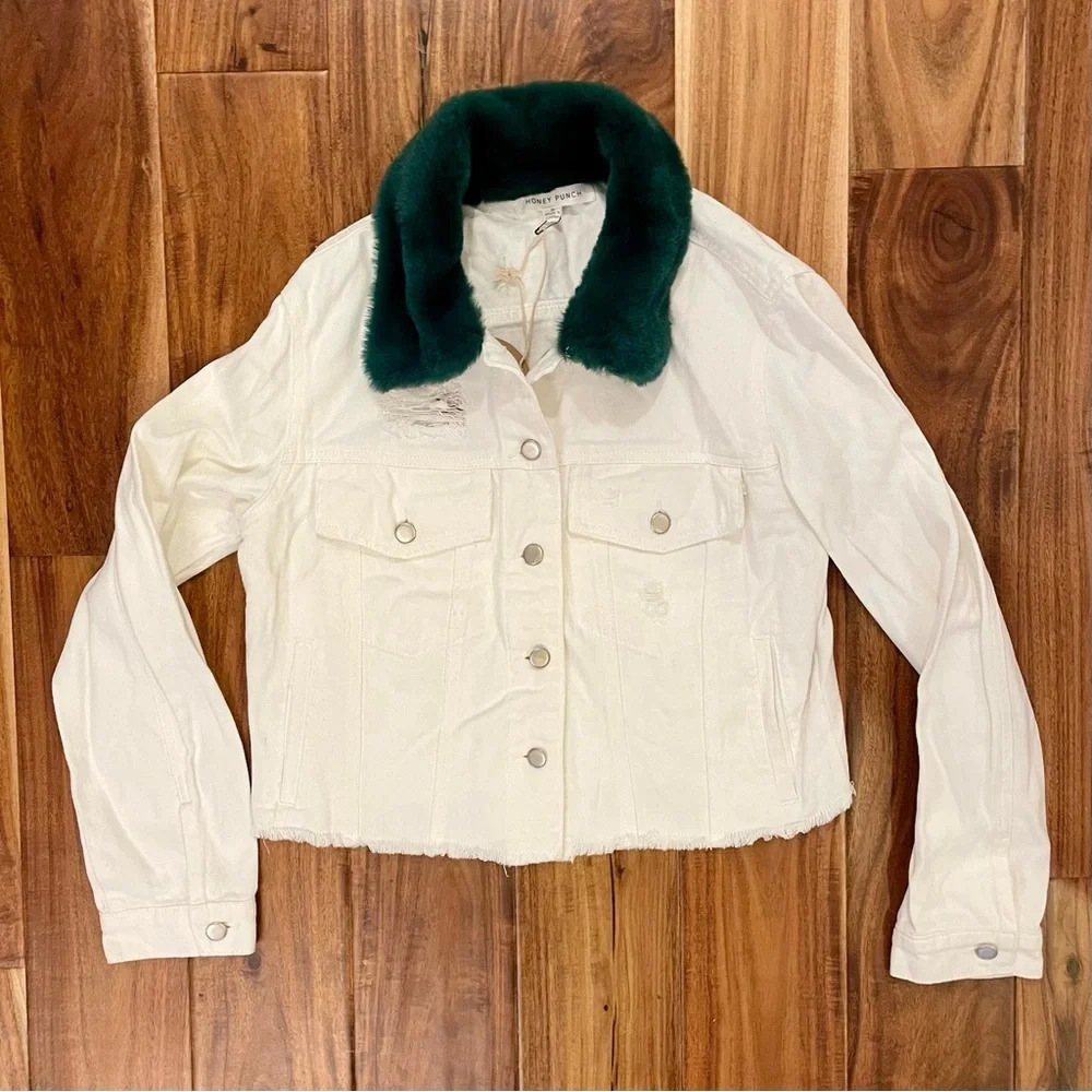 Honey Punch Women’s White Distressed Denim Jacket w/ Green Fur Collar Size Small - Picture 9 of 16